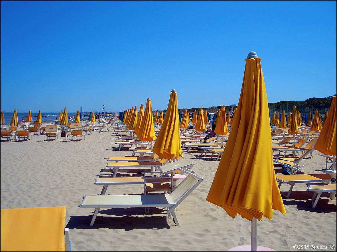 spiaggia-ombrelloni-chiusi-lettini-vuoti-1.jpg